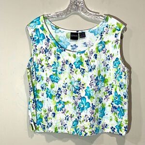 Cute Sleeveless Floral Casual Top By Erika. Size Large.